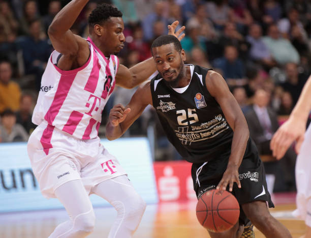 官方：21岁左后卫奥布拉多从皇马加盟本菲卡 签约至2030年