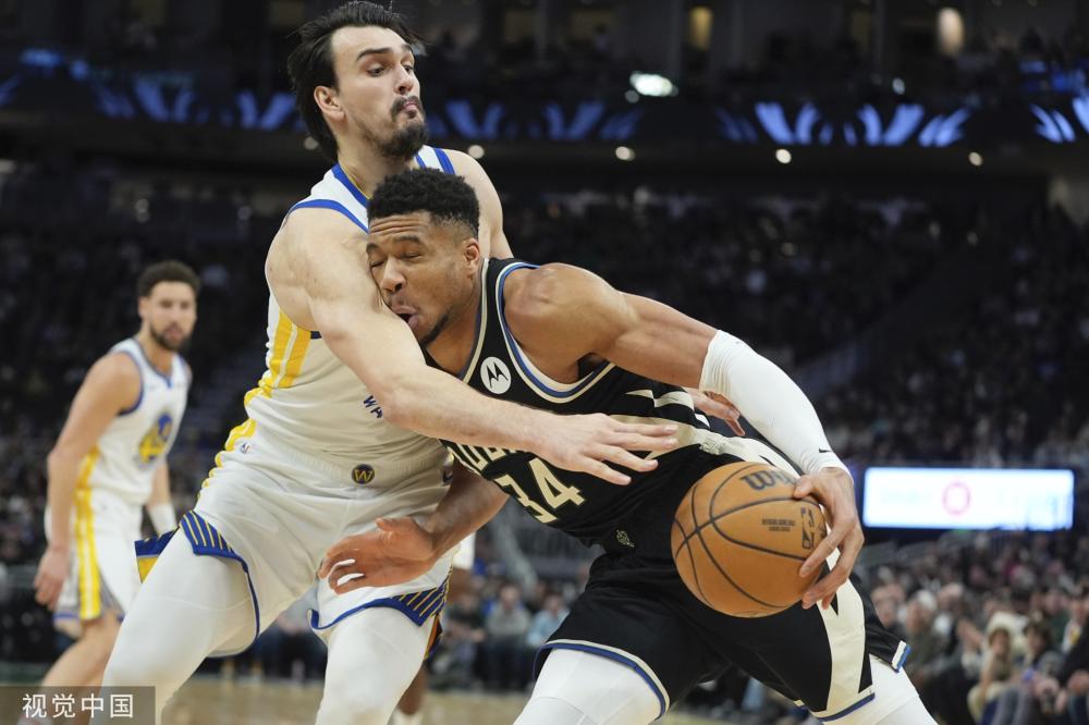 哈维儿子找亚马尔合影，还穿着亚马尔19号球衣